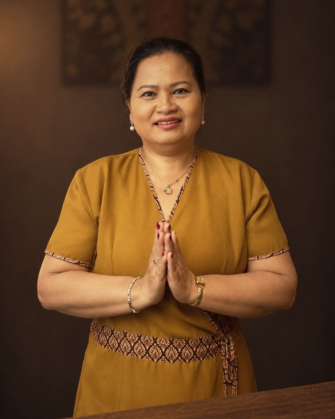 Amornrat van Koss mit zum thailändischen Gruß zusammengelegten Händen in ihrem Studio